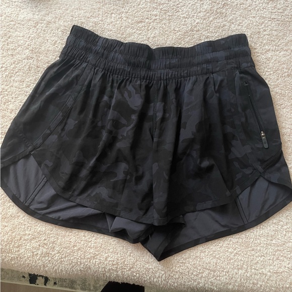 8 Pairs of Lululemon Tracker 4in Mid Rise Shorts - Picture 4 of 8